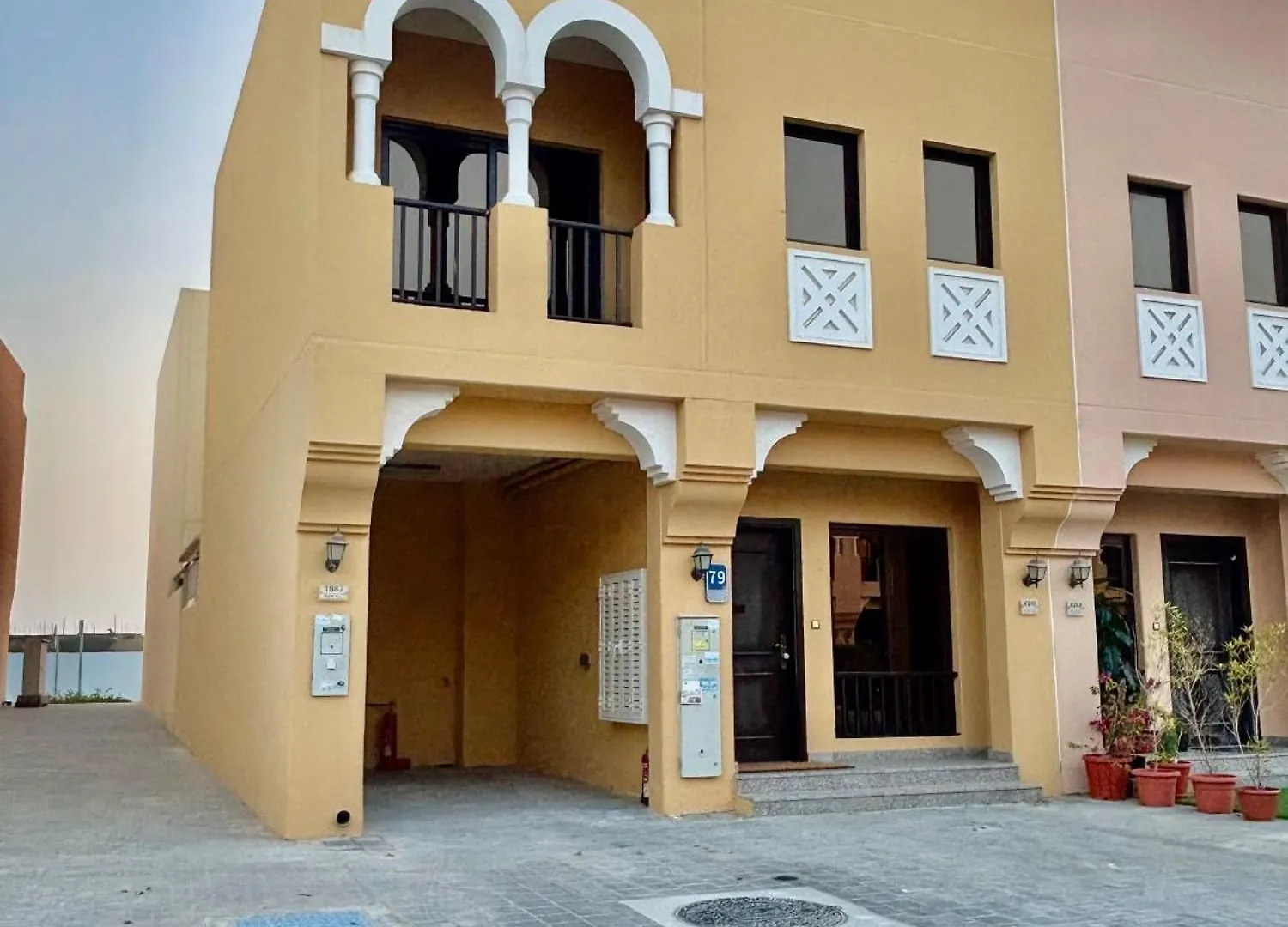 Charming Villa In Hydra Village Between Dxb & Ad의 연락처